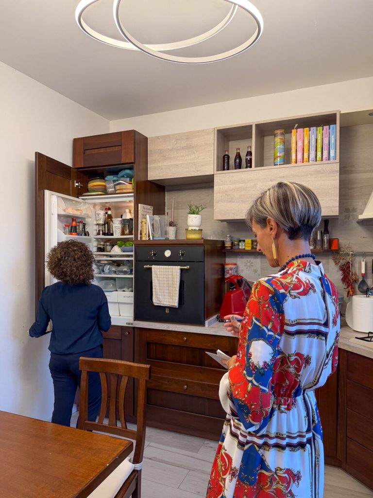 Paola Cavagnoli durante una consulenza nutrizionale a domicilio, controllo del frigorifero